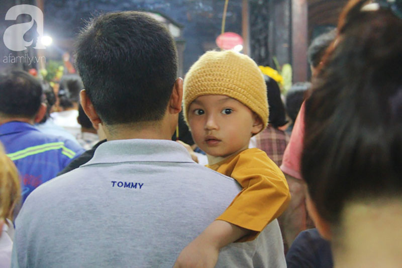 Đội nắng, hàng ngàn người đến chùa Ngọc Hoàng chen nhau khấn vái trong ngày cúng chư tiên